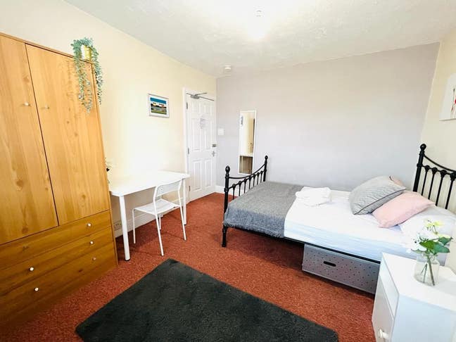 Stunning Double room in UB7 Bills INC Main Photo