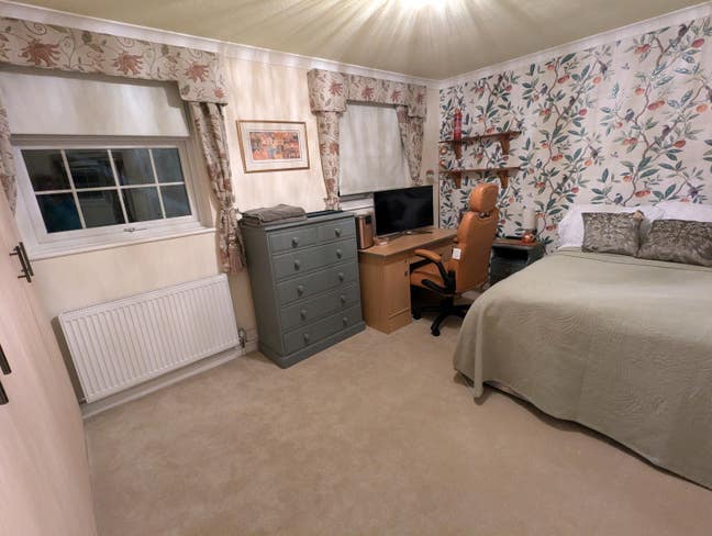 Rare Find Super Double Room- Luxury Home- Barnet  Main Photo