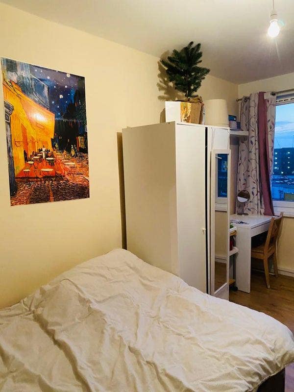  Big room Surrey Quays station zone 2 Main Photo