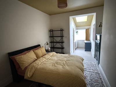 Spacious double room with en-suite Main Photo