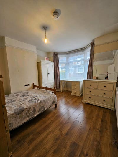 Large Double Room  Near Junction Station  Main Photo