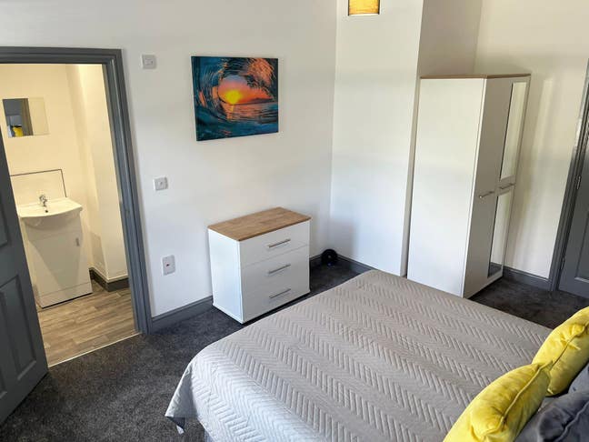 Spacious Modern Rooms Available Now Main Photo