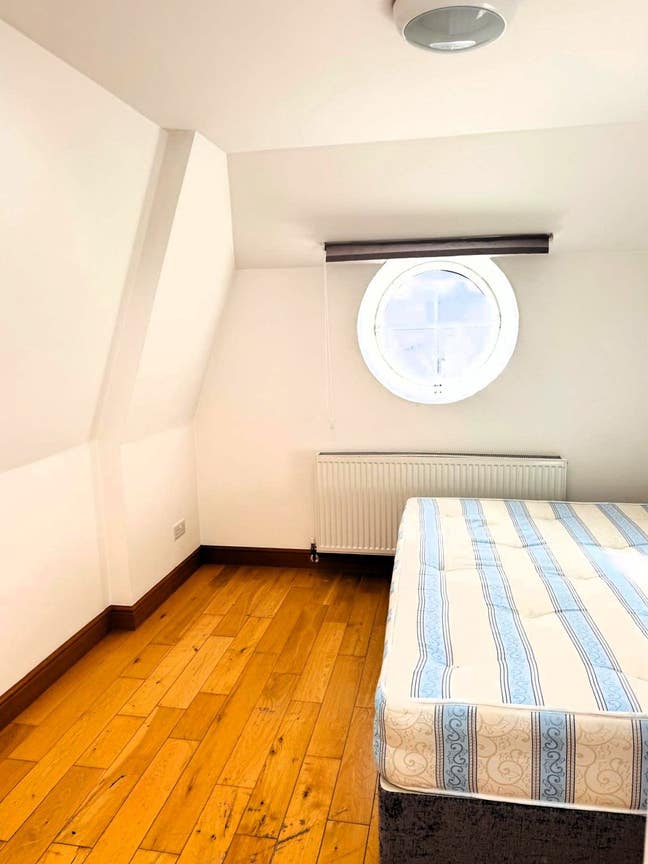 Bright 3 bedroom flat 1 min to West Kensington Stn Main Photo