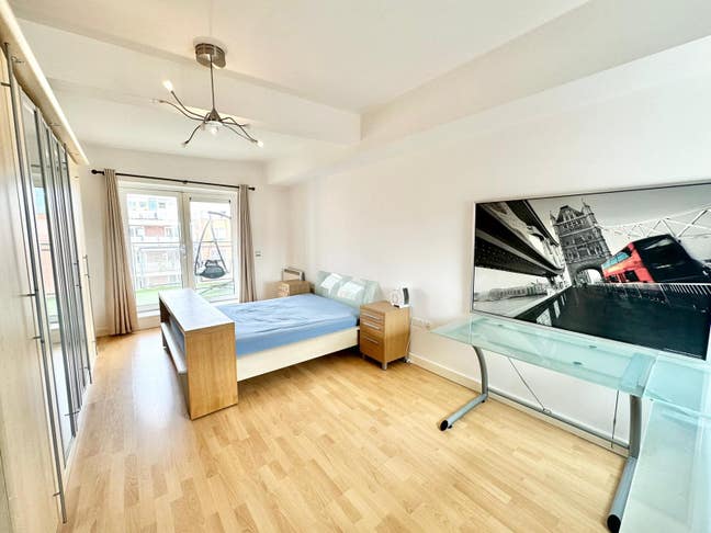 Spacious Ensuite Bedroom to Rent Main Photo