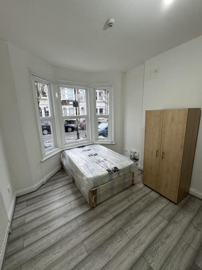 Newly Renovated Bedsit off Dalston High Street Main Photo