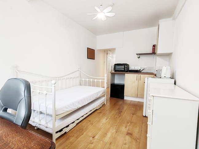 Self Contained Converted Garage Main Photo