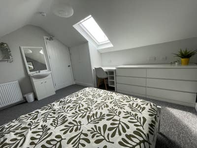 Amazing brand new house share 8 mins to town Main Photo