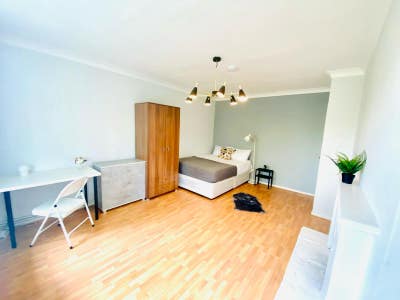 Master Bedroom in Parsons Green  Main Photo