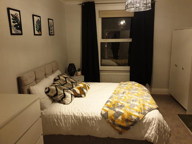 Exquisite 3 bedroom end terrace house Main Photo