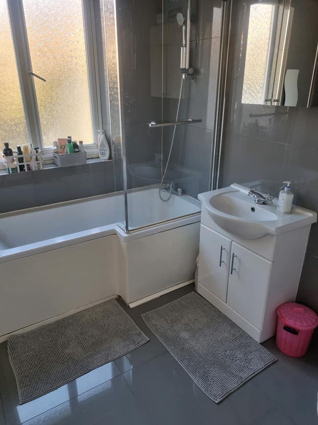 Lovely single room in quiet professional household Main Photo