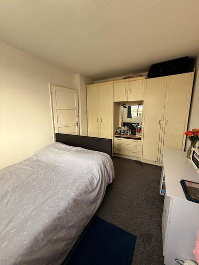 Spacious Room for Rent in Hook - Utili Main Photo