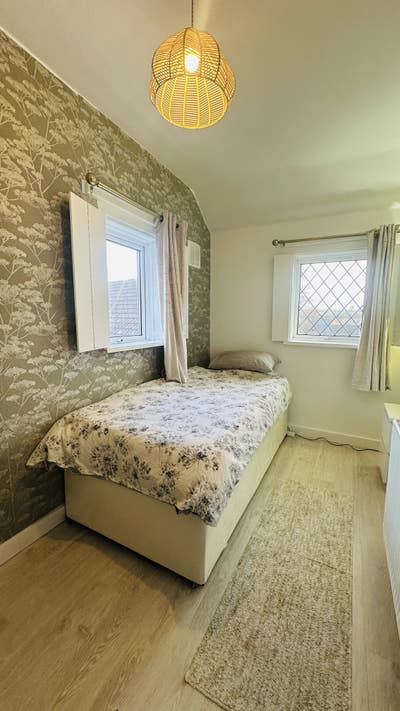 Spacious & Furnished Large Single Room Main Photo