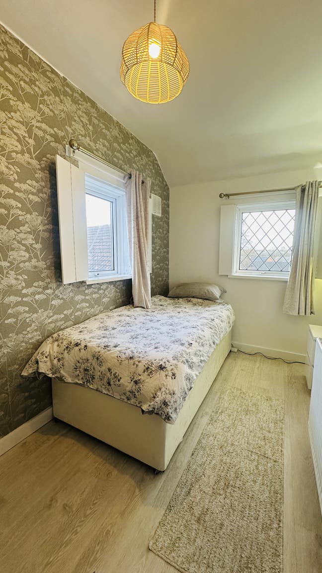 Spacious & Furnished Large Single Room Main Photo