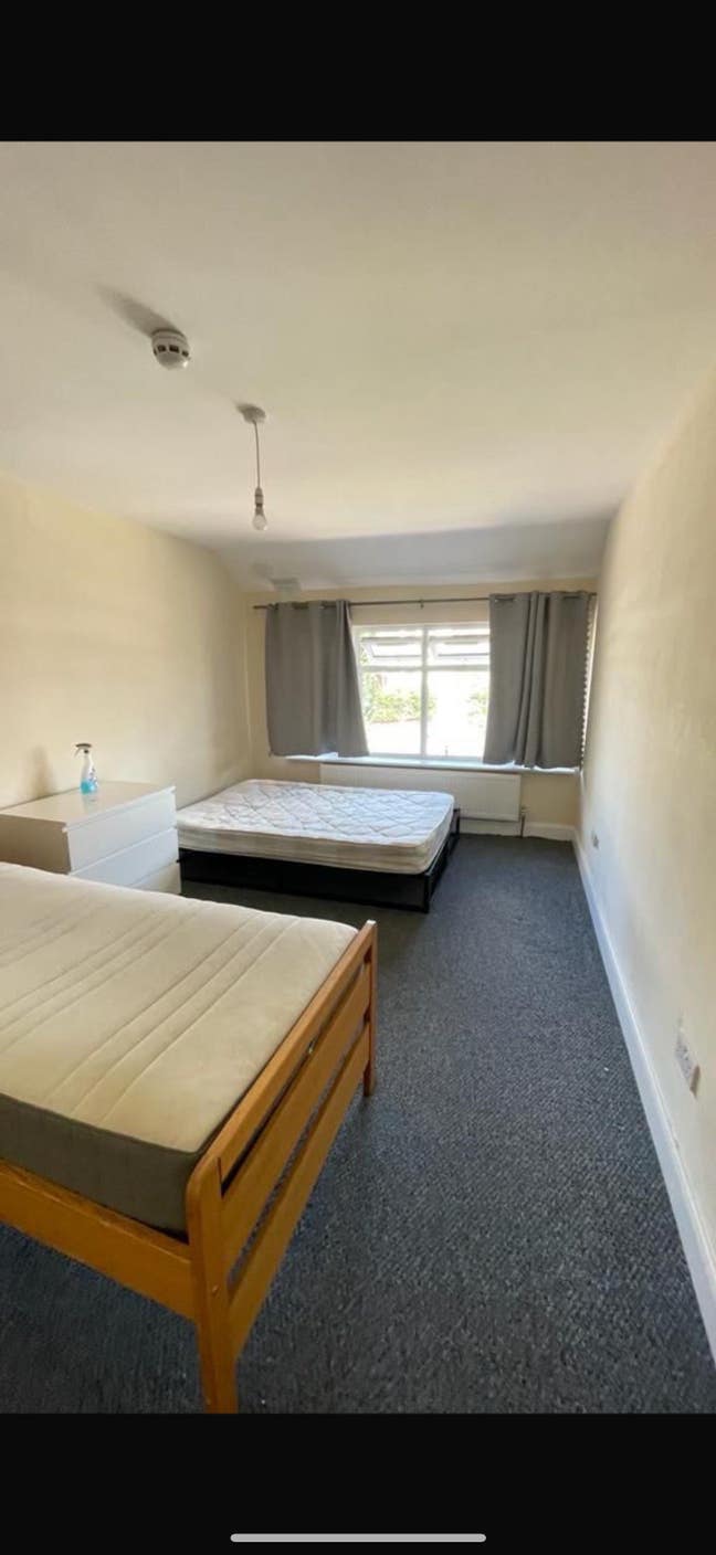 **** Huge Double Room to let **** Main Photo