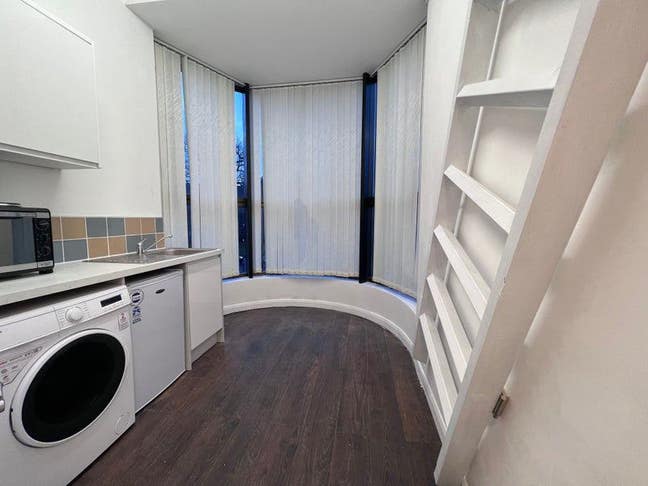 Unfurnished SelfContained Unit next to Underground Main Photo