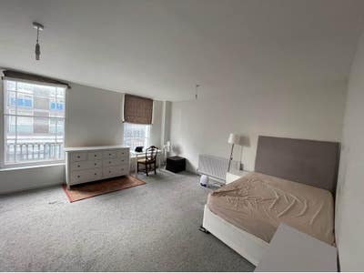 Huge Room ( Like a Studio Flat) Bills Included Main Photo