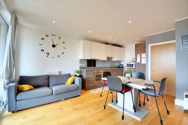 Large En-Suite Room with King size bed in 2bed apt Main Photo