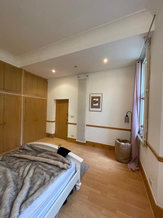 Mid-Century flat in Hyde Park w/ Private Garden Main Photo