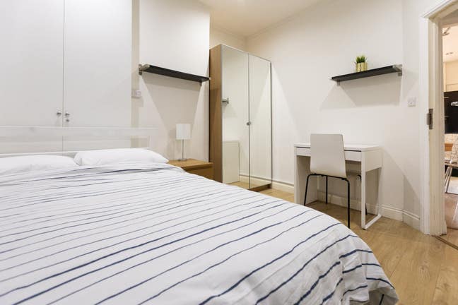 Charming Double Room in Females Household Main Photo