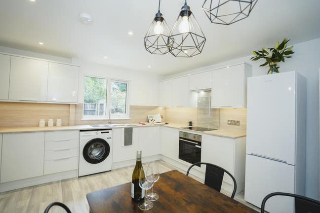 ✨Beautifully Designed Contemporary Double Bedroom✨ Main Photo