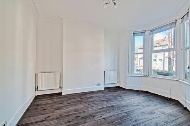 A stunning 3 bedroom house in E15 Main Photo