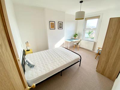 Lovely room in friendly houseshare Main Photo