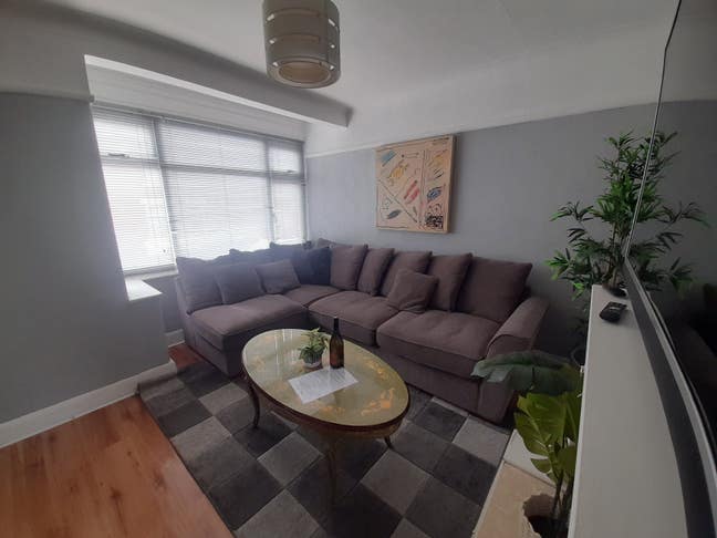 Furnished Spacious Double Bedroom-15 mins to city Main Photo