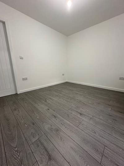 Fresh Spacious furnished en-suite double room Main Photo