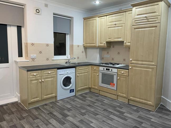 Spacious Double Room for Rent – 1 Min to Tube  Main Photo