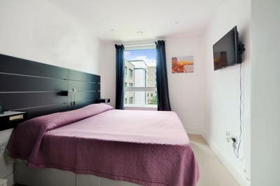 En-suite double bedroom in a Stunning Flat  Main Photo