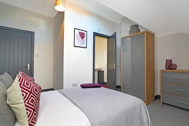 Room To Rent / Centre Of Wakefield WF1 / En Suite Main Photo