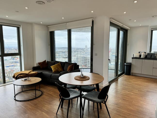 Modern En Suite Double Room (SHORT LET) Main Photo