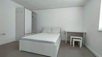 En-Suite Bedroom Available for Let-Bermondsey Main Photo