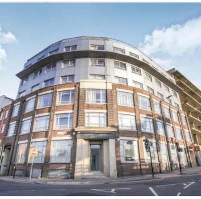 Large rooms (next to Train station) Main Photo