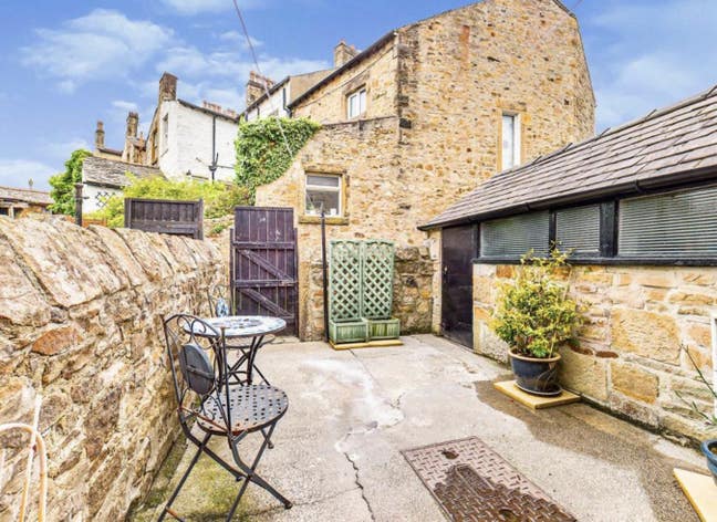 1 x  double room available   Main Photo