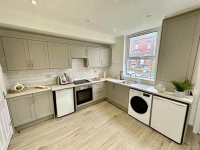 **Cheap Room Close to Burley Train ** Main Photo