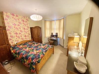 Beautiful Large Bedroom in Guildford Center  Main Photo