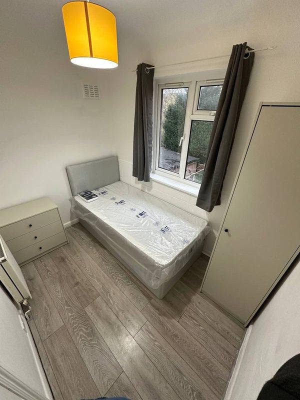 Amazing Room in Quiet Road in New Malden Main Photo