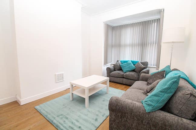 Two rooms modern 4 bed in central Burley!! Main Photo