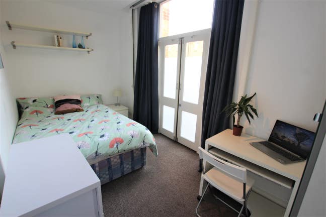 Double Room with Doors Out to Patio- Surrey Quays Main Photo
