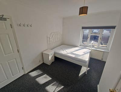 Spacious Double En-Suite Room RG2 8 Main Photo