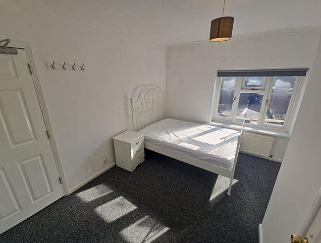 Spacious Double En-Suite Room RG2 8 Main Photo