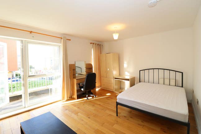 Room in Stratford Near Tube & Westfield! Main Photo