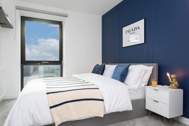 Luxury Ensuite Bedroom Next to the River Thames Main Photo