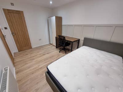 PhD/PG Only - Double Ensuite Rooms- 10 Mins To Uni Main Photo