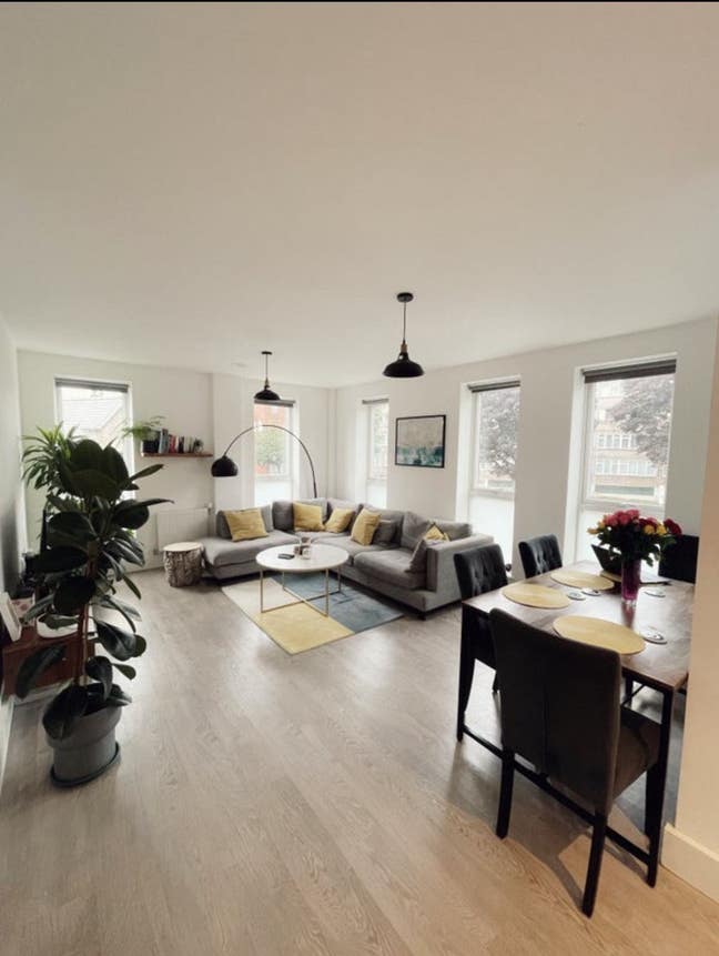 Double bedroom in modern apartment-Bills Included Main Photo