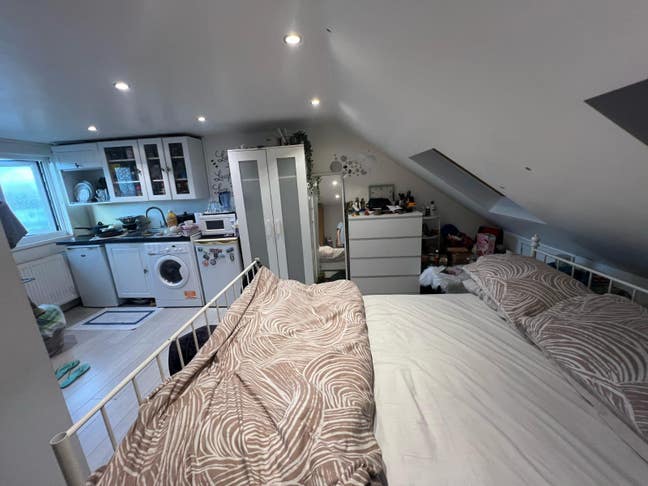 Studio flat to rent with own kitchen and bathroom. Main Photo