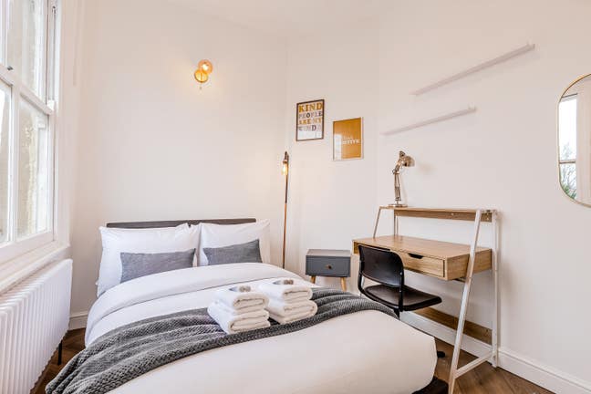 Newly Decorated Double Room in Zone 2! Main Photo