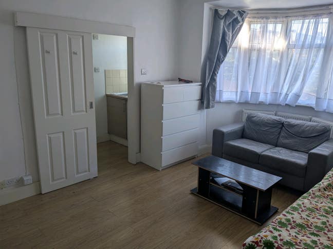 Large Bright Studio Flat (All Bills Included) Main Photo