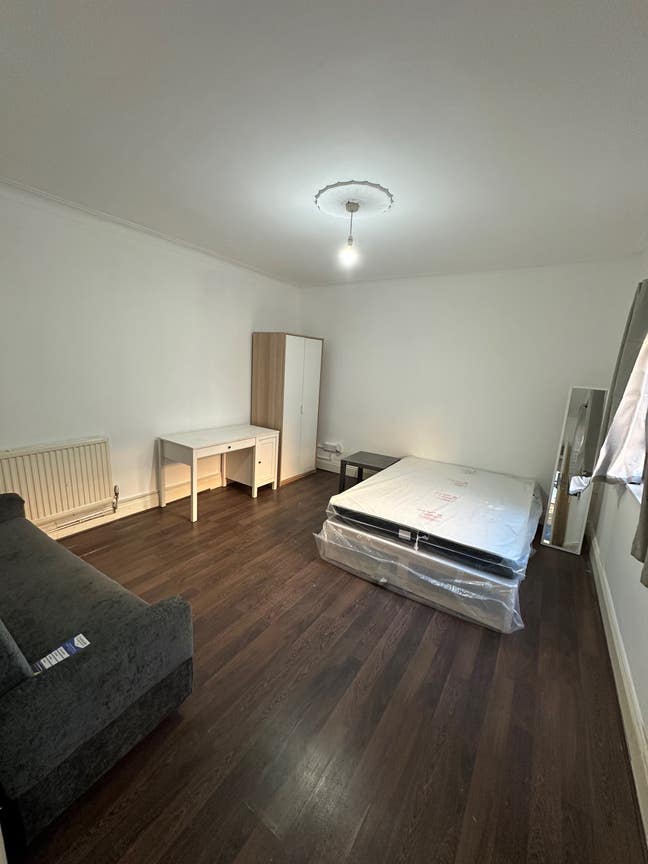 Huge double room E1 by Mile End Road QMUL Main Photo